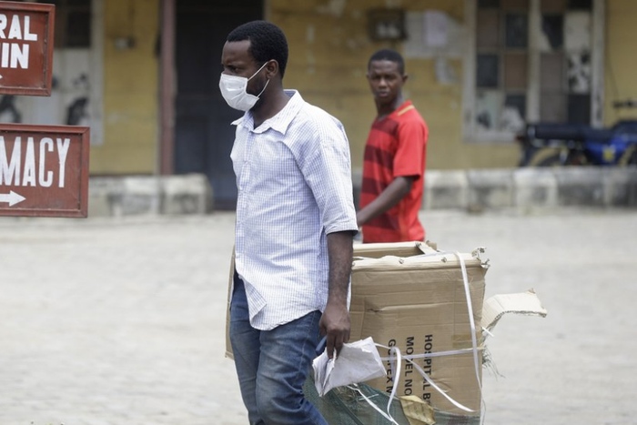 A black man wearing a face mask (Loop Barbados)