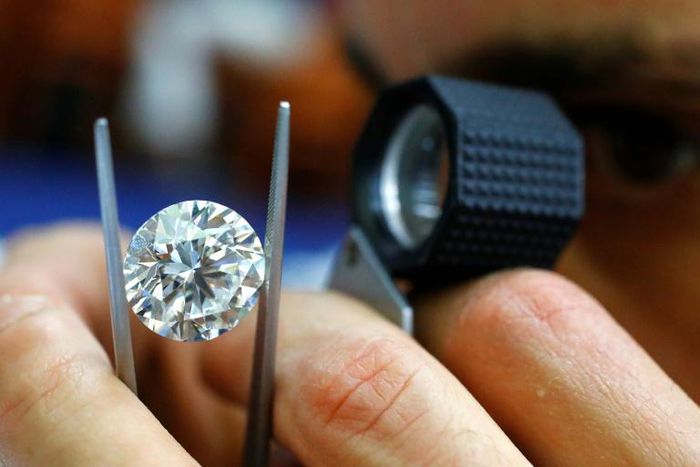 Police say three Romanians staged an elaborate scam to steal three diamonds owned by an Indian gem trader.