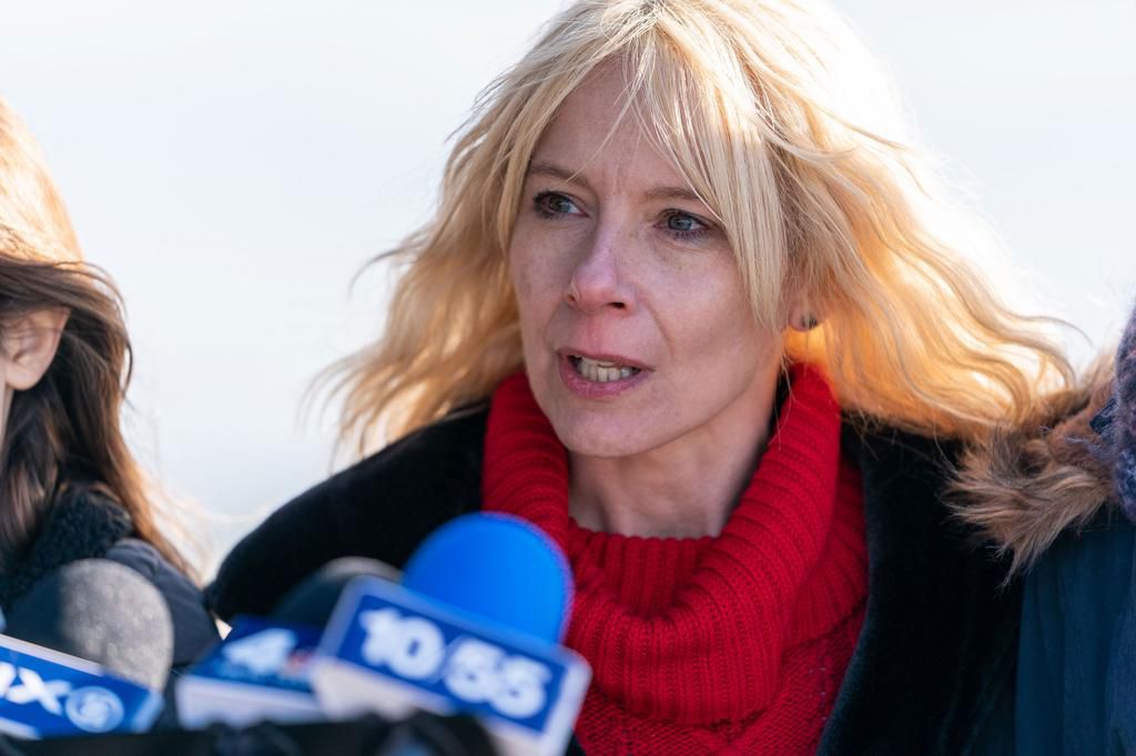 Amy Ryan as Mari Gilbert in Netflixs Lost Girls.