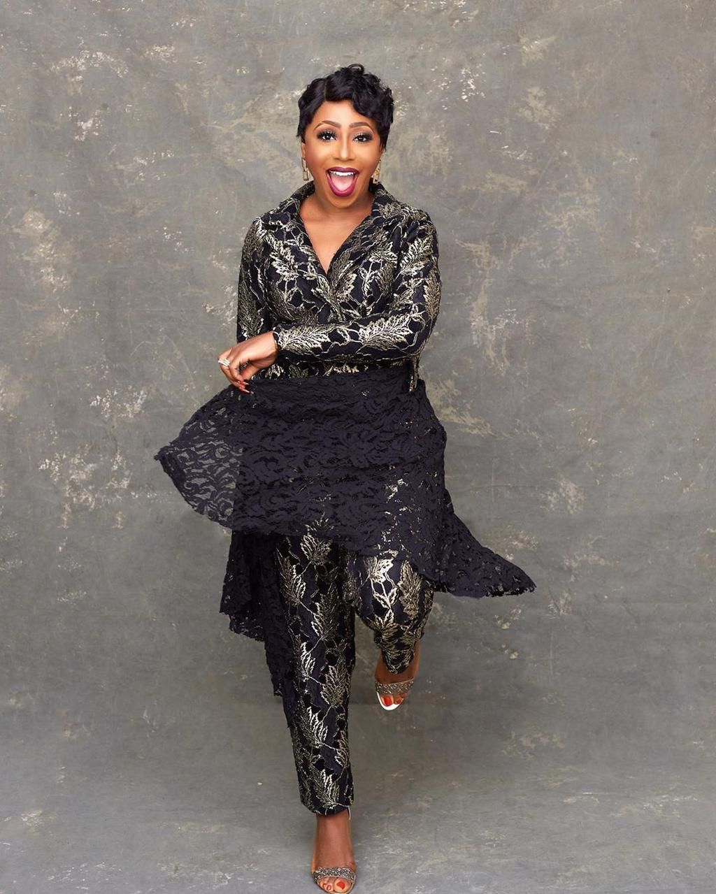 Dakore Egbuson-Akande in metallic hue outfit [Instagram:dakoreea]