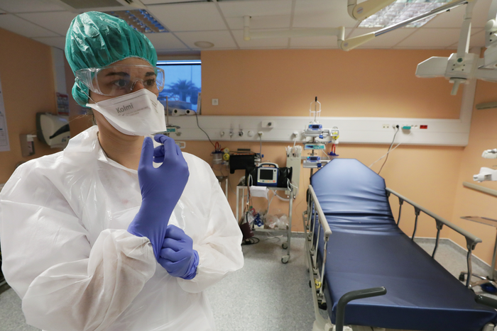 nurse coronavirus protective equipment hospital