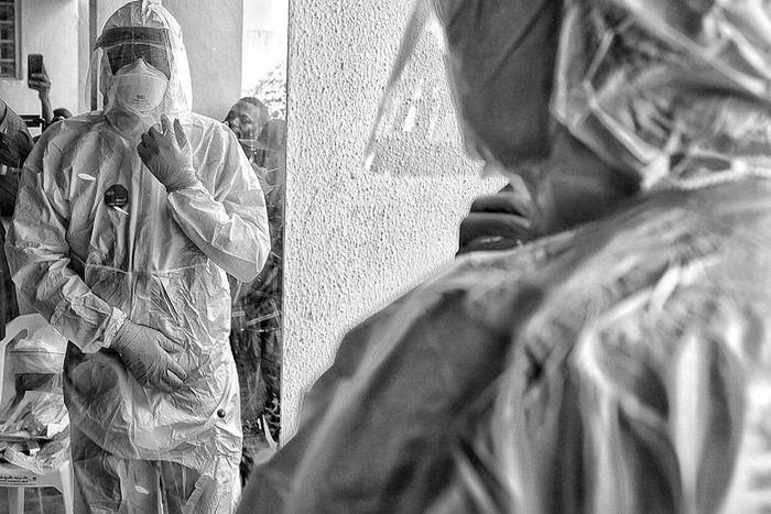 Lagos state Governor, Babajide Sanwo-Olu visited the Infectious Disease Hospital in Yaba where the Coronavirus index patient is being managed. [Twitter/@jidesanwoolu]