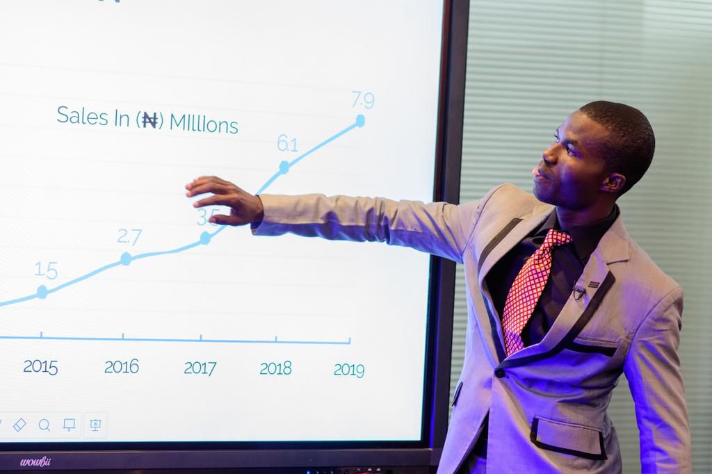 Salif Musa Atakpa presenting his plan to the YEDP judges