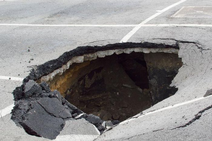 Dr. Pimple Popper Drags a Blackhead Out of a Pore