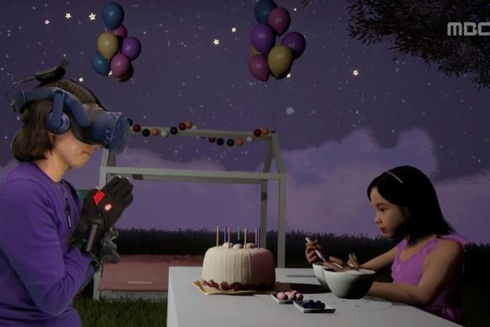 It took eight months of filming and programming to create the virtual Na-yeon (R)