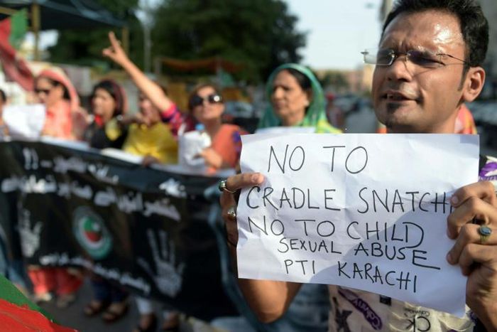 A majority of lawmarkers in Pakistan's parliament have passed a non-binding resolution calling for convicted child killers and rapists to be publically hanged