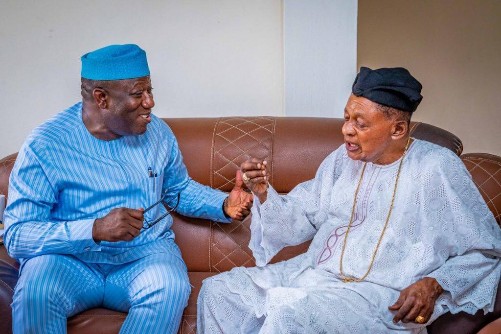 Ekiti state Governor, Kayode Fayemi visits Alaafin of Oyo, Oba Lamidi Adeyemi at his palace. [Twitter/@AO1379]