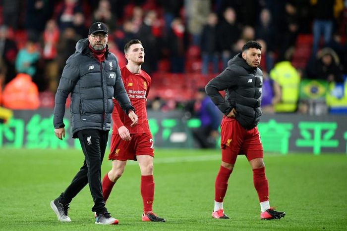 Liverpool's German manager Jurgen Klopp leaves the pitch with Andrew Robertson and Alex Oxlade-Chamberlain