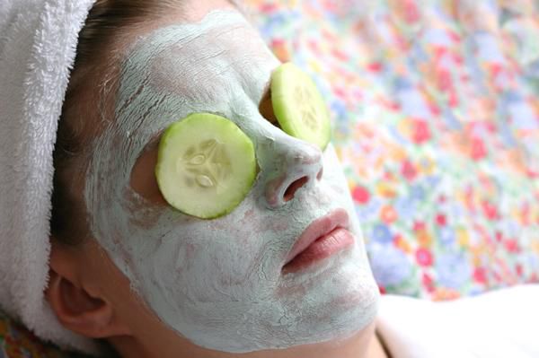 Cucumbers and puffy eyes (photocredit: SheKnows)