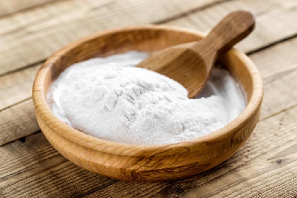 ___8654816___2018___7___25___12___baking-soda-for-bath-in-wooden-bowl-with-wooden-spoon