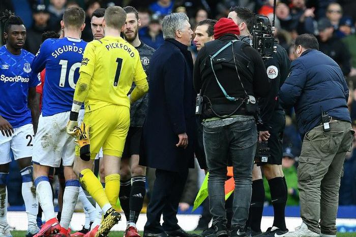 Everton manager Carlo Ancelotti (C) remonstrated with referee Chris Kavanagh