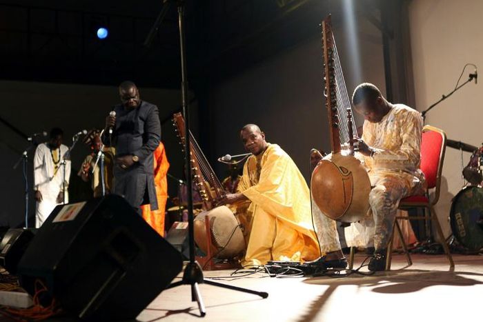 Malian kora players with an instrument similar the one played by Sissoko