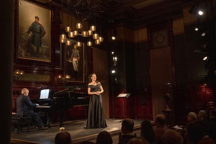 Review: In a Flat World, a Soprano Conjures Italy