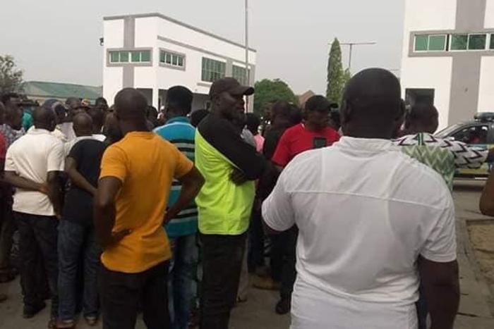 Political appointees barricade Bayelsa Govt. House over unpaid salaries. [Twitter/@TheresaTekenah]