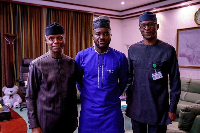 Laolu Akande (R), a fan of the VP (Center) and Osinbajo (L) pose for photographs in the VeePee's office (Twitter: @akandeoj)