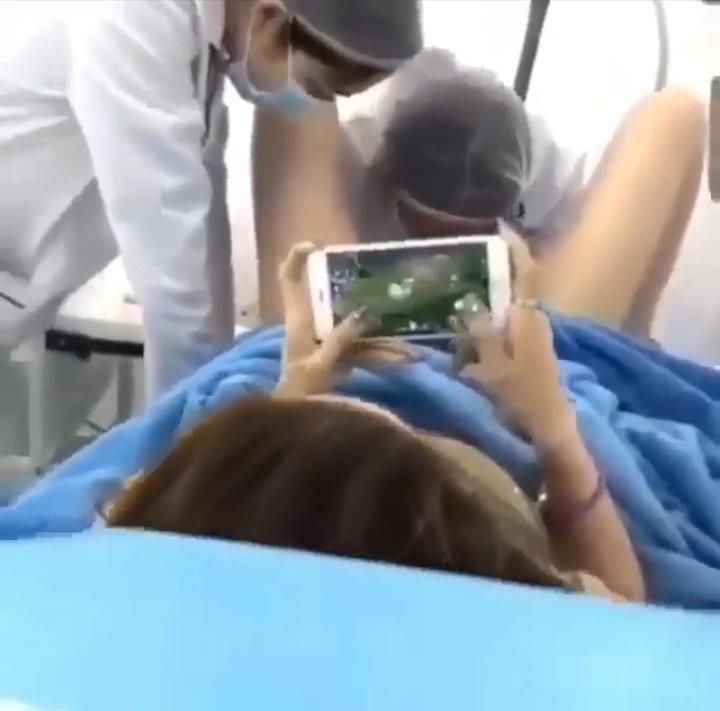“Brave” pregnant woman plays game on phone while delivering baby in labour ward