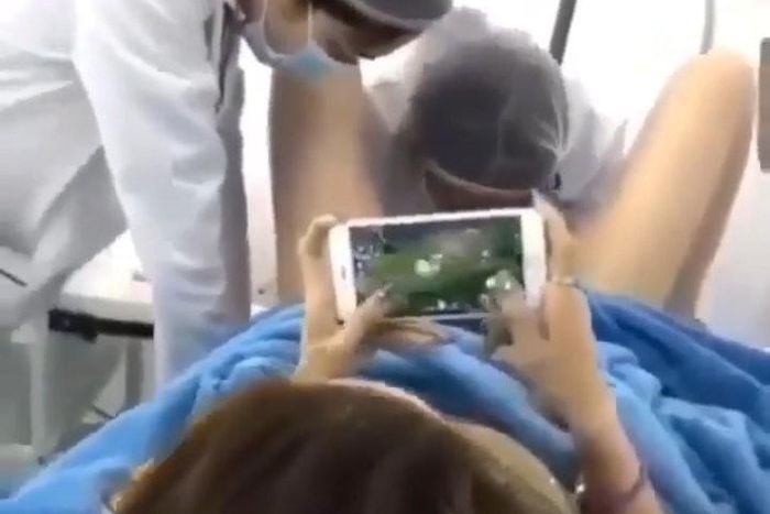“Brave” pregnant woman plays game on phone while delivering baby in labour ward