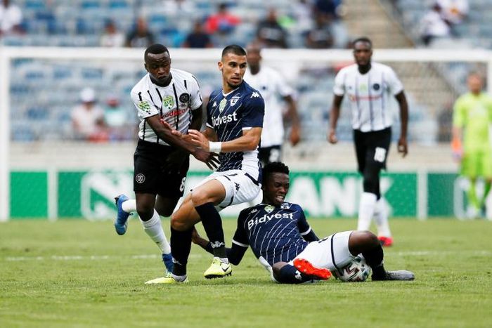Lorenzo Gordinho (C) and Thabang Monare (R) of Bidvest Wits thwart Siphesihle Ndlovu of Orlando Pirates (L)