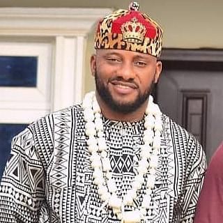 在本文中，尼日利亚演员 Yul Edochie 根据现实生活中的轶事分享了一条鼓舞人心的建议。通过鼓励孕妇完全接受在社交网络上分享的照片，尽管有评判，他强调了面对他人目光时个人自由的重要性。文章强调了社会压力的问题，并邀请人们保持真实，将自己从规范中解放出来，并充分承担自己的身份。 Yul Edochie 因此激励人们充分生活，不用担心外部评判。