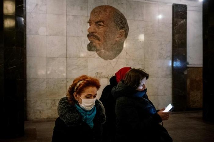 Face masks have bceome a common sight on Moscow's streets. Now Russian authorities are banning Chinese tourists over coronavirus fears