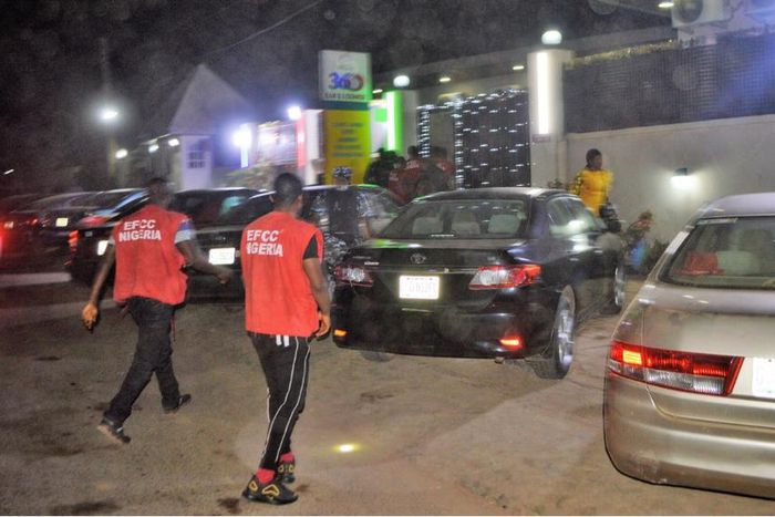 EFCC arrests 89 suspected ‘Yahoo Boys’ in Ibadan night club. [Twitter/@officialEFCC]