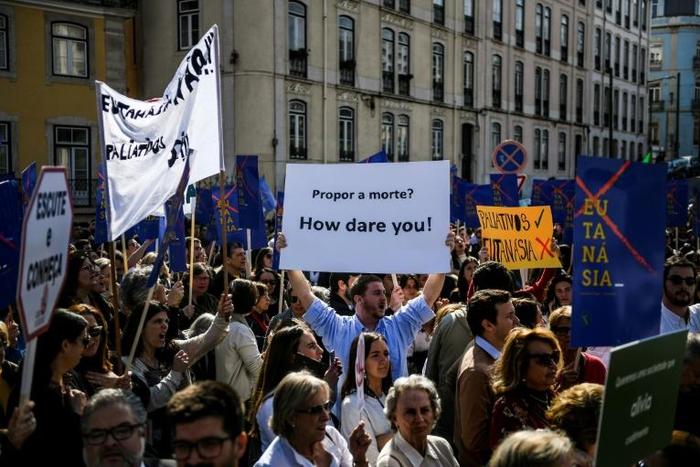 Hundreds of euthanasia opponents protested outside parliament