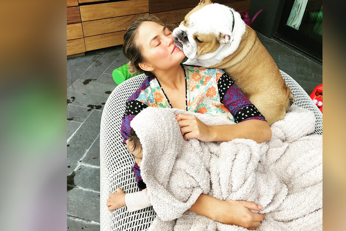 Chrissy Teigen Loves This Barefoot Dreams Blanket