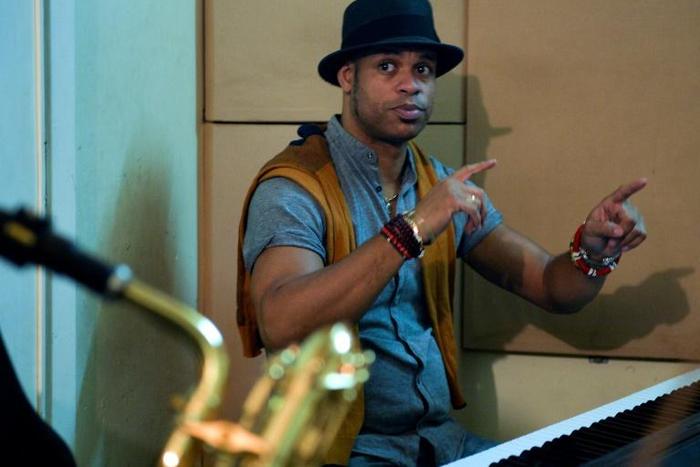 El músico de jazz cubano Roberto Fonseca toca el piano durante un ensayo en La Habana el 11 de diciembre de 2019