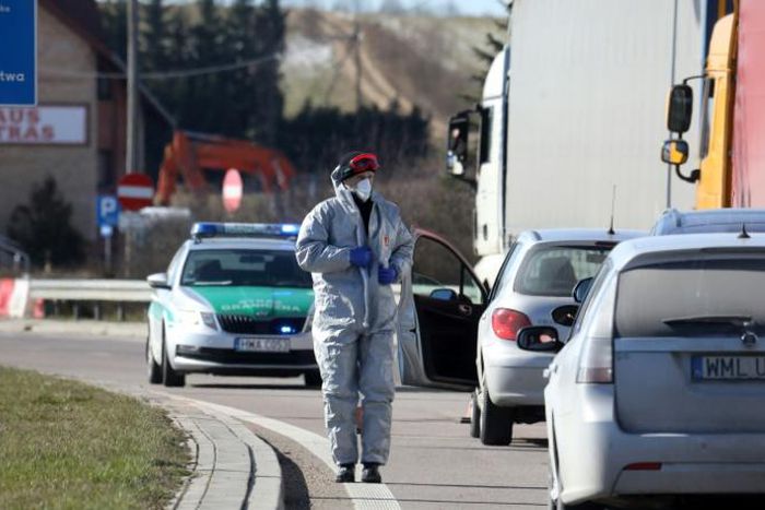 The Baltic states have criticised Poland for refusing to open a "humanitarian corridor" for passenger cars returning home from Western Europe