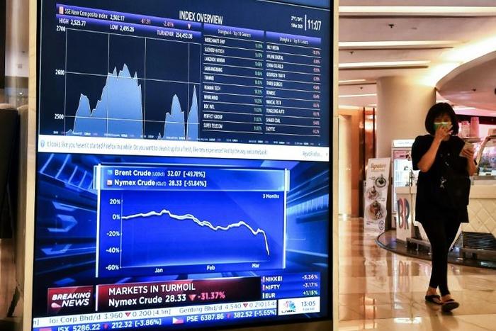 The collapse in oil  prices could have far-reaching consequences, observers warn, from battering revenues in energy-dependent countries, to triggering the cancellation of oil exploration projects and even sparking global deflation