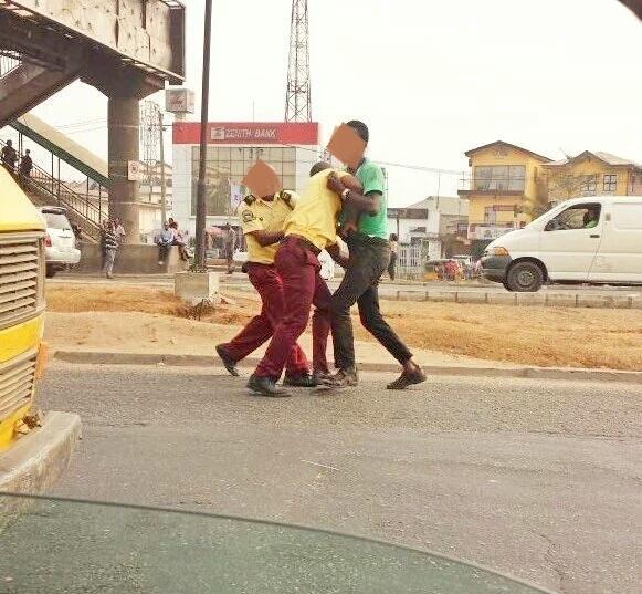 An illustrative photo of LASTMA officers armwrestling a commercial bus driver.