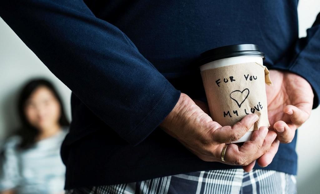 10 subtle cues that your husband is still madly in love with you