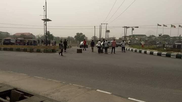 Political appointees barricade Bayelsa Govt. House over unpaid salaries. [Twitter/@TheresaTekenah]