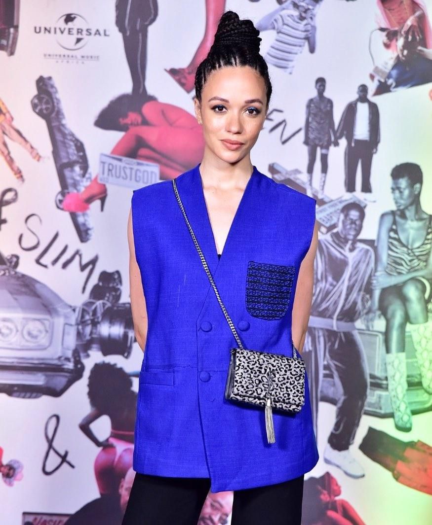 A twin, Edewor was born to British dad, Hugh Thorley, and a Nigerian mum, Juliana Edewor. She had her education in Nigeria and the United Kingdom. [Instagram/EkuEdewor]