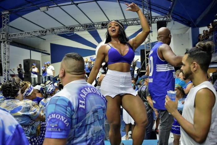 Brazilian samba queen Bianca Monteiro dances during a rehearsal at the Portela Samba school, in Rio de Janeiro, in January 2020