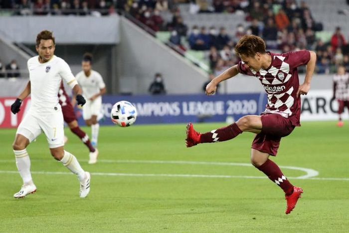 Vissel Kobe midfielder Keijiro Ogawa fires home as Johor Darul Ta'zim defender Aidil Zafuan looks on during their AFC Champions League group G football match at Misaki Park Stadium in Kobe
