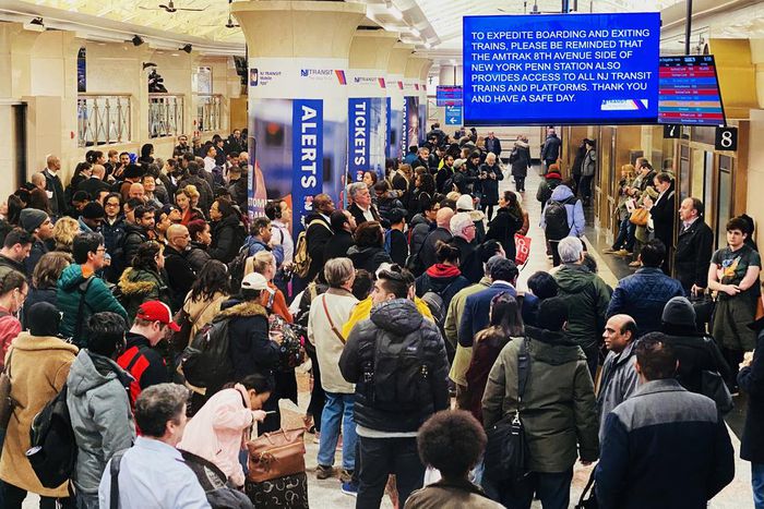 A Blackout Stalls Trains, Stranding Commuters at Pennsylvania Station