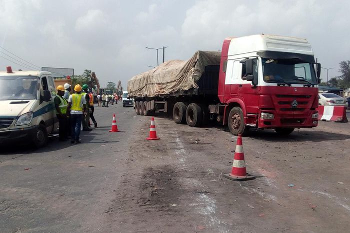 Outbound Lagos traffic diversion to inbound traffic on Lagos-Ibadan Expressway on Tuesday in Lagos. [NAN]