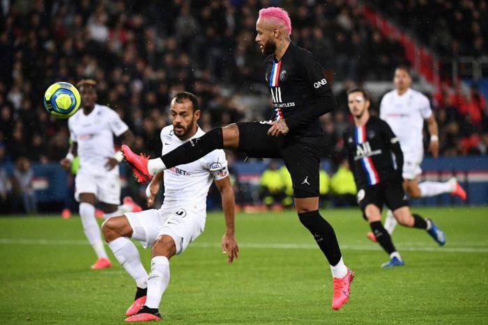 His hair dyed pink, Neymar helped inspire PSG to a 5-0 win over Montpellier on Saturday
