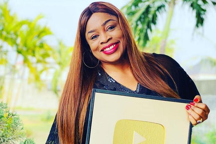Sinach gets gold plaque as she hits one million subscribers on YouTube. (Instagram/Sinach)