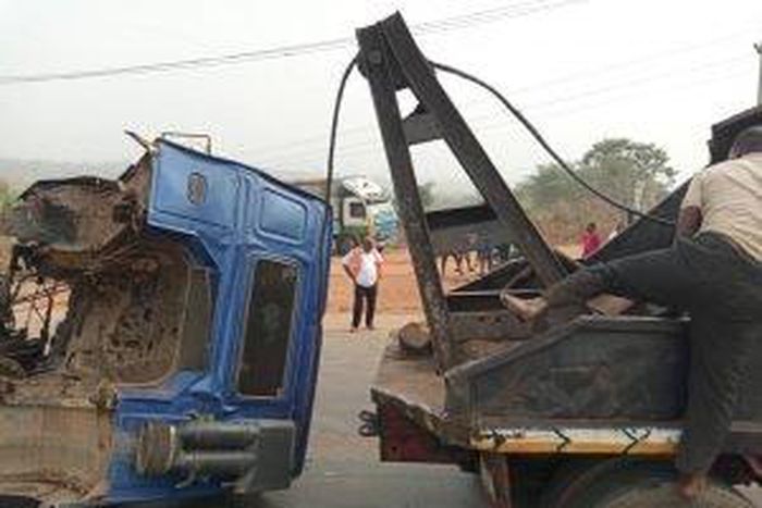 A tow truck towing one of the vehicles involved in the accident at scene in Anambra. (NAN)