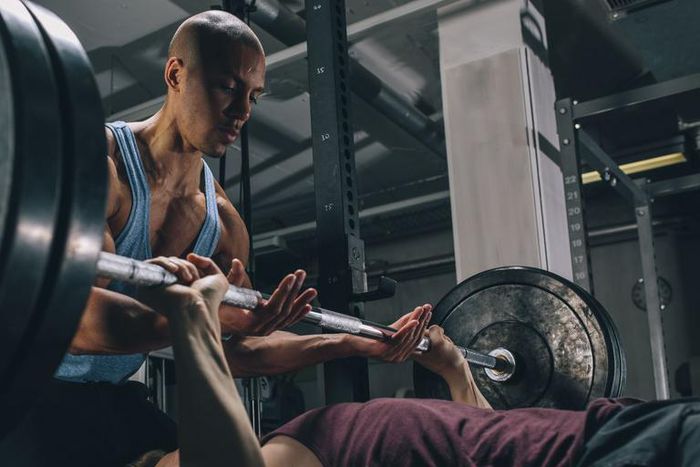 How To Be The Ultimate Gym Spotter