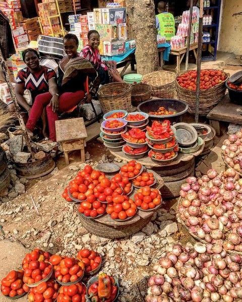 Market scene in Lagos [Credit - Loony]