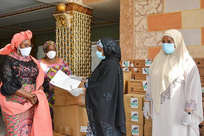 Aisha Buhari donates foods palliative, medical equipment to FMC, women groups. [Twitter/@aishambuhari]