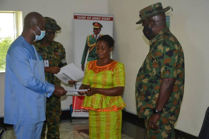 Families of 10 security agents killed by IPOB in Rivers get N200m from Gov Wike. [Twitter/@GovWike]