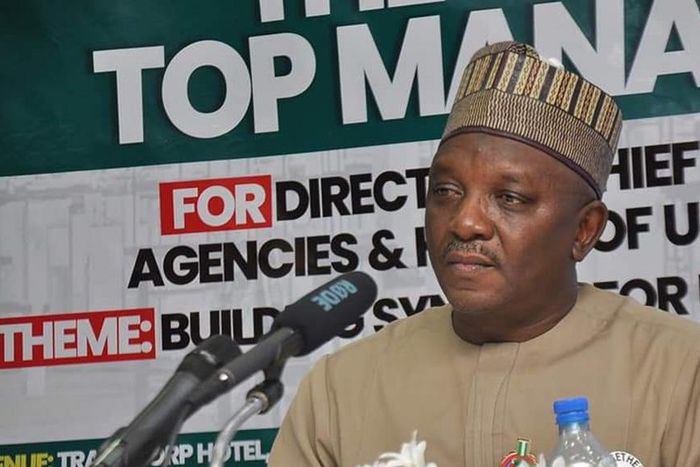 Minister of Power, Saleh Mamman directs contractors to return to sites. (Signal)