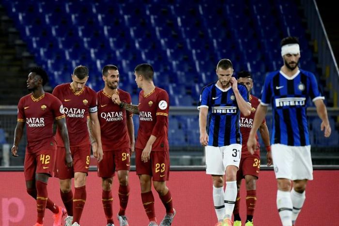 Roma's Leonardo Spinazzola (3rd L) celebrates after scoring aginst Inter Milan at the Olympic Stadium in Rome.