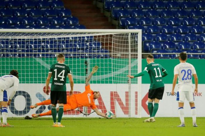 Schalke goalkeeper Ralf Fahrmann (C) saves a penalty from Schweinfurt's Amar Suljic (2ndR) in the home side's 4-1 German Cup victory over Schweinfurt