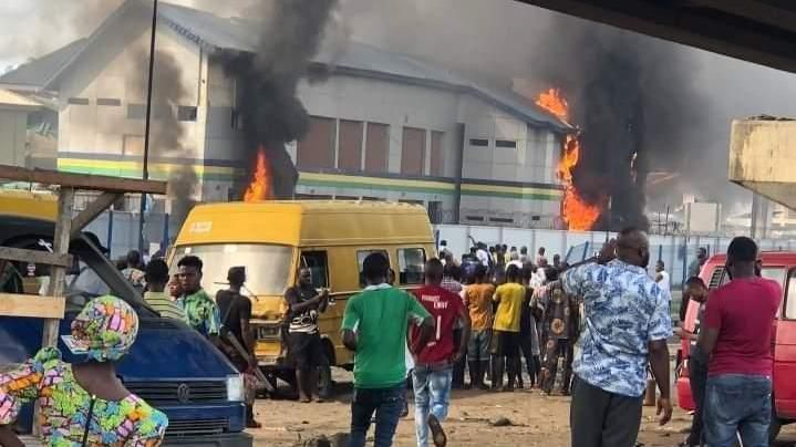 Police station in Orile Iganmu burnt by thugs