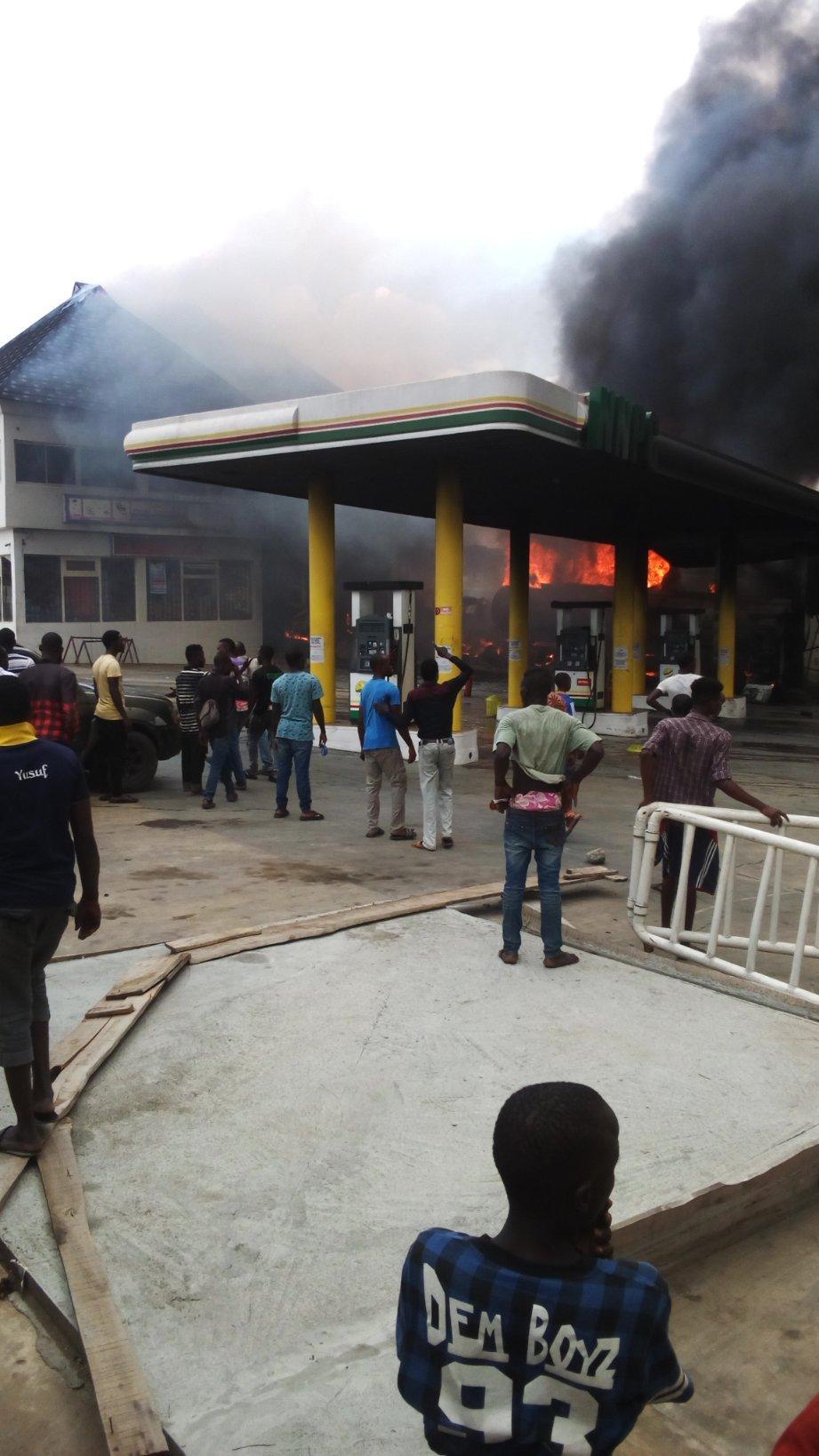NNPC filling station inferno claims 30 vehicles – LASEMA. [Twitter/@havensagu]